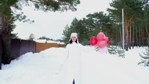 Ευτυχισμένη Γυναίκα Μπαλόνια Σχήμα Καρδιάς Εξωτερικό Χώρο Χειμώνα Χιόνι Ημέρα — Αρχείο Βίντεο