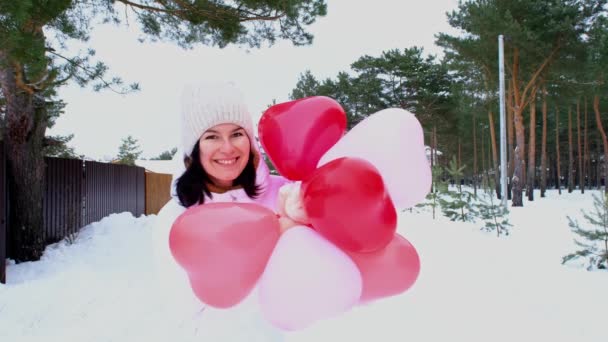 Boldog Szív Alakú Lufikkal Télen Kint Hóban Valentin Nap Szerelem — Stock videók