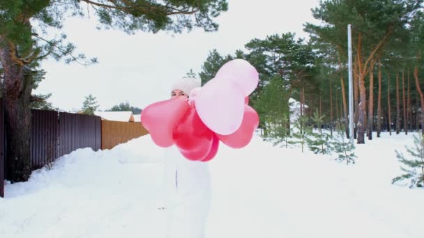 快乐的女人 冬天带着心形气球 户外放着雪 情人节 爱情和迷恋 男朋友送的礼物 爱情的宣言 生活方式 慢动作视频4K — 图库视频影像