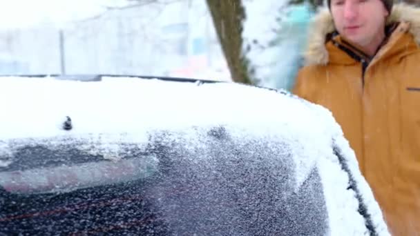 Uomo Spazzola Neve Una Macchina Dopo Una Nevicata Una Mano — Video Stock