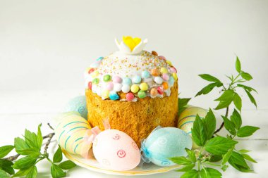 Paskalya pastası, içi gri bir tabakta boyanmış yumurtalar. Geleneksel şenlik yemekleri