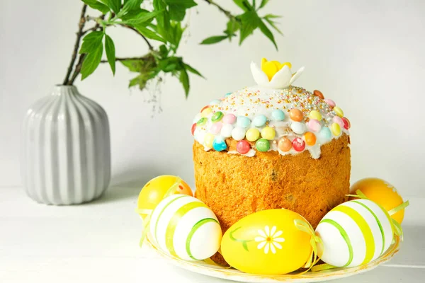 Easter Cake Painted Eggs Platter Gray Interior Traditional Festive Food — Stock Photo, Image