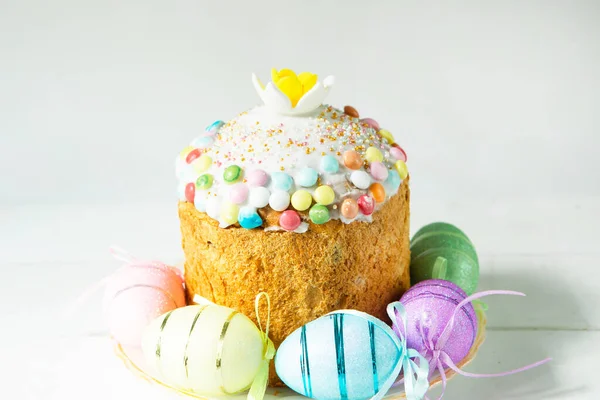 Ciasto Wielkanocne Malowanymi Jajkami Talerzu Szarym Wnętrzu Tradycyjne Świąteczne Jedzenie — Zdjęcie stockowe