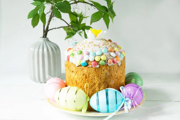 Ciasto Wielkanocne Malowanymi Jajkami Talerzu Szarym Wnętrzu Tradycyjne Świąteczne Jedzenie — Zdjęcie stockowe