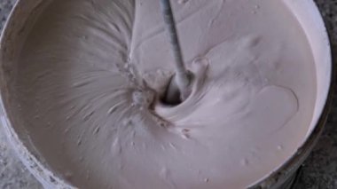 İnşaat mikserini elektrikli mikserle karıştırıp evdeki tamiratı kendi ellerinle yapıyorsun. Kuru macun, duvar dekorasyonu için alçı.