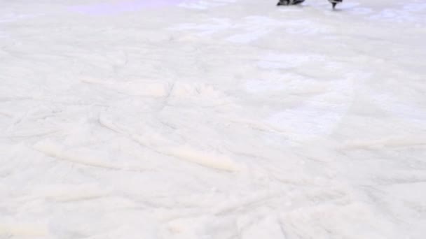 溜冰鞋和腿在冰上的特写滚动和制动器与飞溅的冰雪 慢动作 — 图库视频影像