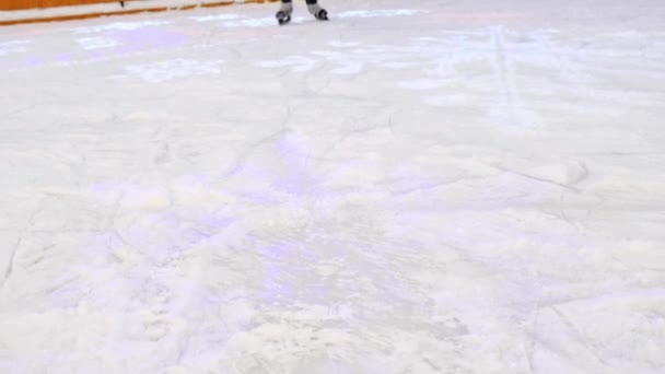 溜冰鞋和腿在冰上的特写滚动和制动器与飞溅的冰雪 慢动作 — 图库视频影像