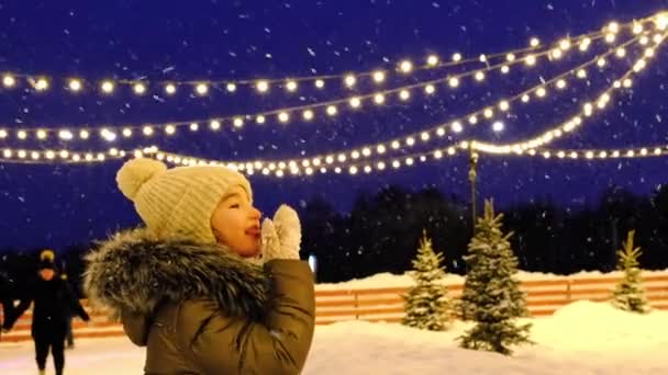Una Chica Mira Los Copos Nieve Voladores Una Noche Invierno — Vídeo de stock