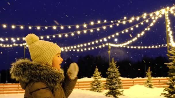 Una Chica Mira Los Copos Nieve Voladores Una Noche Invierno — Vídeo de stock