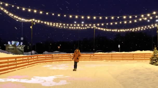 Homme Patine Sur Une Patinoire Hiver Sous Une Chute Neige — Video