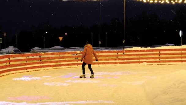 一个男人在雪地里的溜冰场上滑冰 上面点缀着仙女般的花环 户外运动 圣诞气氛 慢动作 — 图库视频影像