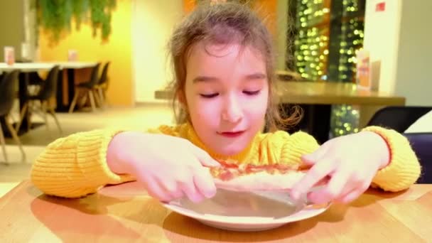 Uma Menina Anos Engraçada Comendo Uma Fatia Pizza Café Com — Vídeo de Stock