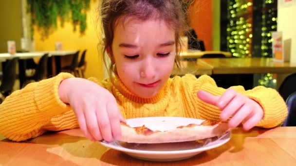 Seorang Gadis Berusia Tahun Lucu Makan Sepotong Pizza Sebuah Kafe — Stok Video