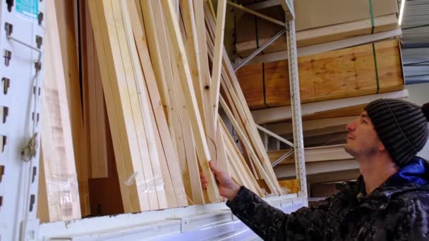 Mand Isenkræmmer Vælger Træblok Kontrollerer Kvaliteten Jævnheden Lageret Køb Efterbehandling – Stock-video