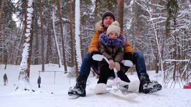 Vater Und Tochter Fahren Winter Bei Schneefall Eine Schneekatze Hinunter — Stockvideo