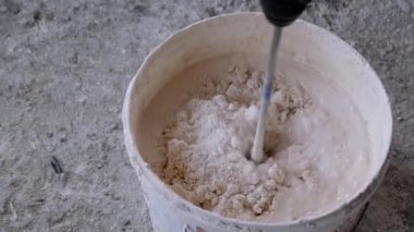 İnşaat mikserini elektrikli mikserle karıştırıp evdeki tamiratı kendi ellerinle yapıyorsun. Kuru macun, duvar dekorasyonu için alçı.