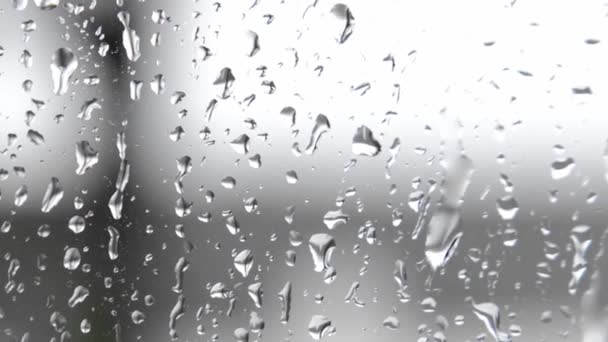 Esőcseppek Végigfutnak Ablak Üvegén Átlátszó Vízcseppek Rossz Idő Ősz Tavasz — Stock videók
