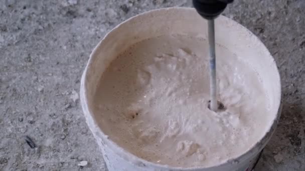 用一个电动搅拌机搅拌器搅拌器搅拌器 自己动手修理房子 干油灰 墙面装饰用石膏 — 图库视频影像