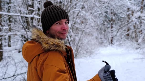 Skiër Muts Met Pompon Met Skistokken Zijn Handen Met Besneeuwd — Stockvideo