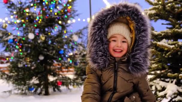 Retrato Menina Feliz Inverno Capuz Pele Contra Fundo Luzes Fadas — Vídeo de Stock