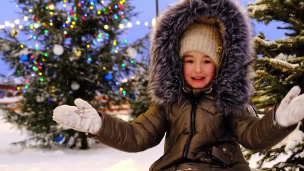 Портрет Счастливой Девушки Зимой Меховом Капюшоне Фоне Сказочных Огней Рождественские — стоковое видео