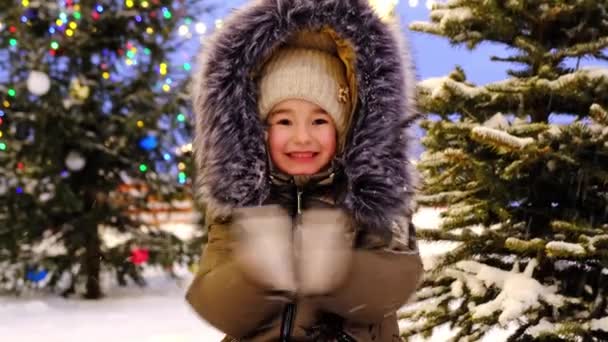 Retrato Niña Feliz Invierno Capucha Piel Contra Fondo Luces Hadas — Vídeo de stock