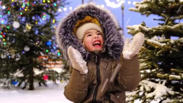 Portrait Fille Heureuse Hiver Capuche Fourrure Sur Fond Lumières Fées — Video