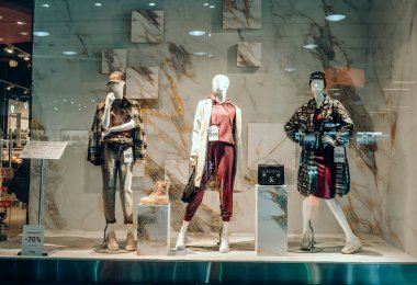 Moda. UKRAINE, KHERSON - 1 Ekim 2021: Bir vitrinde üç kadın manken.