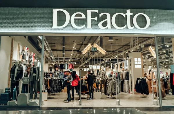 Ukraine Kherson 2021年10月1日 土耳其服装店 Defacto 在购物中心 品牌标识和内部视图 — 图库照片
