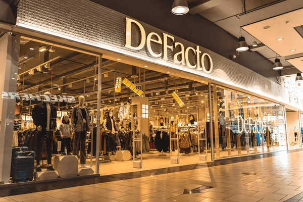 Ukraine Kherson 2021年10月1日 土耳其服装店 Defacto 在购物中心 品牌标识和内部视图 — 图库照片