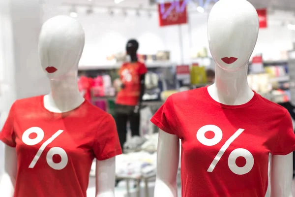 Zwei Weibliche Schaufensterpuppen Roten Shirts Mit Einem Prozent Zeichen Weiße — Stockfoto