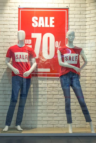 Zwei Weibliche Schaufensterpuppen Roten Shirts Und Blauen Jeans Einem Schaufenster — Stockfoto