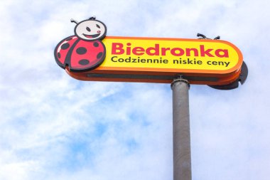BYDGOSZCZ, POLAND - 15 Mayıs 2019: Logo Biedronka. Polonya 'daki en büyük indirimli süpermarket zinciri Portekizli Jeronimo Martins' e ait. Zincir deposu - gökyüzü arkaplanındaki imza