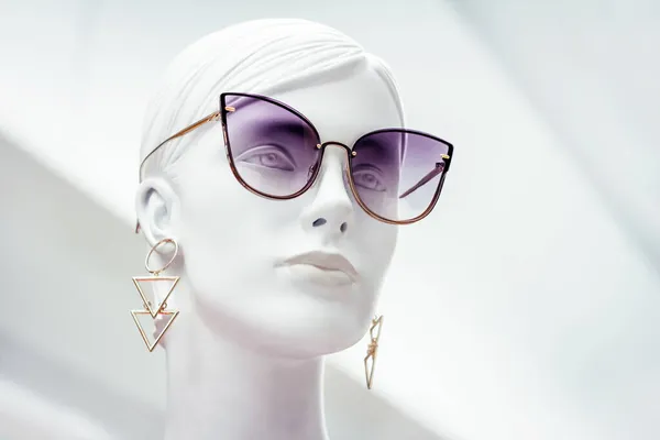 Cara Manequim Retrato Brilhante Boneco Feminino Bonito Óculos Sol Roxos — Fotografia de Stock