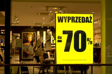 POLAND, BYDGOSZCZ - 18 Eylül 2020: Mevsimlik kıyafet indirimi, kapalı gişe. Moda işi ilanı. Ucuz kıyafet reklamı. Alışveriş merkezinin vitrininde