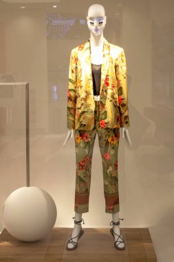 POLAND, BYDGOSZCZ - 13 Nisan 2020: vitrinde manken. Manken yaz kıyafetlerini gösteriyor.