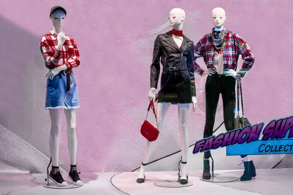 Kherson 乌克兰 2020年9月10日 3名穿着粉色背景的年轻服装的服装店模特 — 图库照片