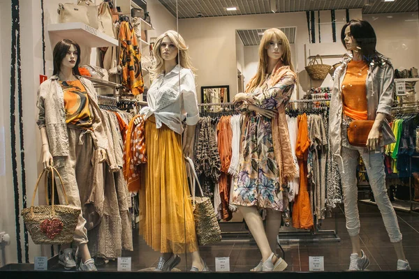 Polen Bydgoszcz Mai 2019 Weibliche Schaufensterpuppen Zeigen Eine Stylische Herbst — Stockfoto