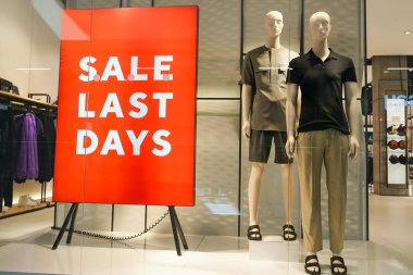 Polonya, Bydgoszcz -11 Ağustos 2021: Erkek mankenler bir mağaza vitrininin yanında. Erkek modası. Son günlerde indirim var.