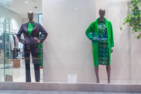 Polonya, Bydgoszcz -11 Ağustos 2021: vitrindeki mankenler. Ceket. Sonbahar bahar koleksiyonu
