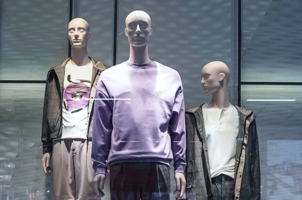 Polonya, Bydgoszcz -11 Ağustos 2021: Vitrindeki erkek mankenler. Erkek modası. Gösterge