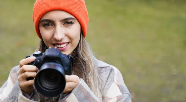 Счастливая Улыбающаяся Симпатичная Девушка Фотоаппаратом Молодая Женщина Фотографирует Улице Фотограф — стоковое фото