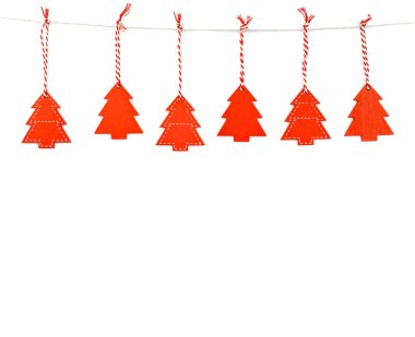 Beyaz arka planda izole edilmiş kırmızı Noel ağaçları. Yeni yıl tebrik kartı ya da indirim sezonu. Metnin için düzenle