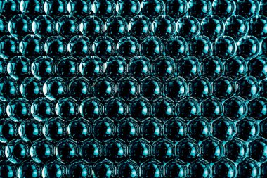 Jel toplarının siyah geometrik soyut arka planı. Koyu mavi hidrojel polimer makro. Üst görünüm