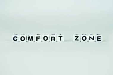 Konfor bölgesi. İzole bir arkaplanda beyaz küpler. Kavram