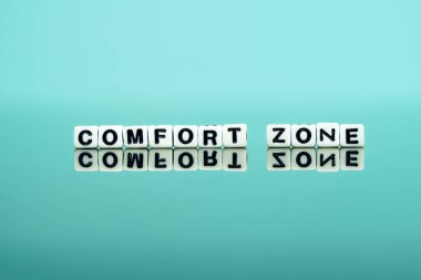 Konfor bölgesi. Cam mavi arka planda beyaz küpler. Kişisel gelişim kavramı