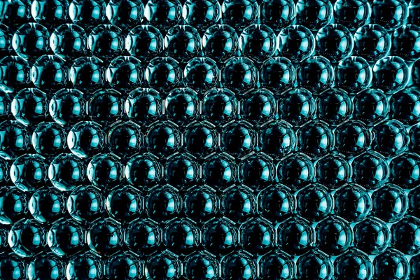 Jel toplarının siyah geometrik soyut arka planı. Koyu mavi hidrojel polimer makro. Üst görünüm