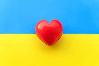 Ukrayna bayrağının mavi sarı arka planında kırmızı kalp. Vatanseverlik ve bağımsızlığın sembolü