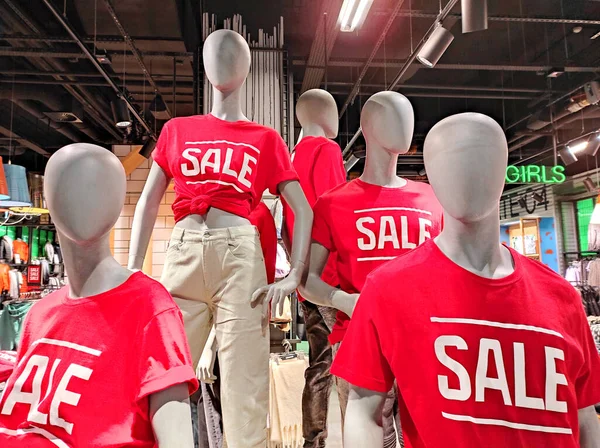 Verkauf Schaufensterpuppen Roten Shirts Einem Schaufenster Werbung — Stockfoto