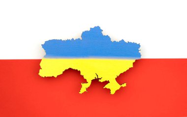 Polonya bayrağının arka planında Ukrayna. Mavi sarı ülke haritası. Dayanışma kavramı